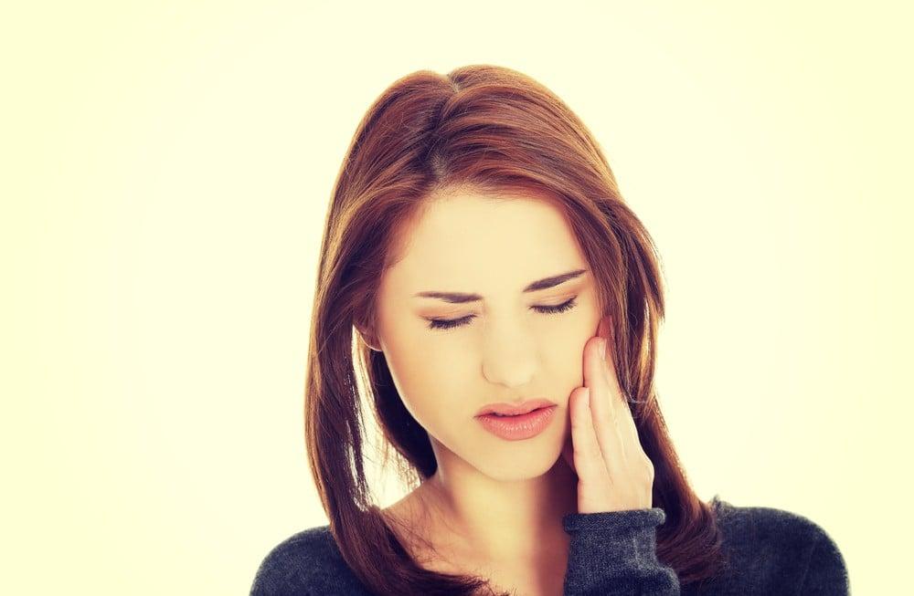 My broken tooth is cutting my tongue – What can I do to make it feel better?